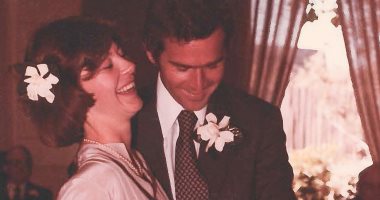 جورج بوش يحتفل بعيد زواجه بصورة رومانسية قديمة مع "لورا"
