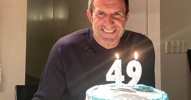 ليويس فيجو يشارك جمهوره بصورة الاحتفال مع تورته عيد ميلاده الـ49