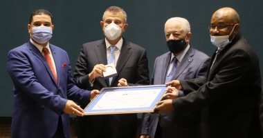 جامعة عين شمس تتسلم جائزة كونفيشيوس لمحو الأمية لعام 2021 من اليونسكو