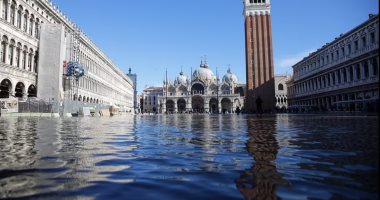 غرق مدينة البندقية وسياح يتحدون الفيضانات بارتداء أحذية مقاومة للمياه.. صور