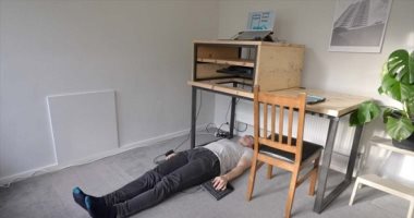 بريطانى يبتكر مكتب يسمح لك بالعمل على الكمبيوتر وأنت نائم على ظهرك.. صور