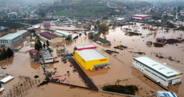فيضانات تغرق المنازل فى البوسنة وظلام دامس بالعاصمة.. فيديو وصور
