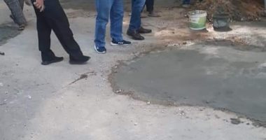 كسر بماسورة مياه أمام مدرسة بسنورس.. ورئيس المركز يتابع إصلاحها