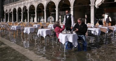 الفيضانات تداعب إيطاليا.. المطاعم الغارقة تزين مدينة البندقية