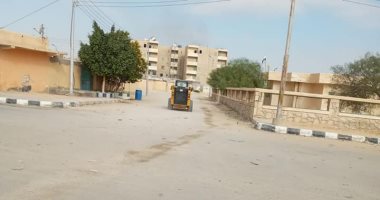 تنفيذ حملات نظافة للتخلص من المخلفات والرمال بشوارع مدينة الحسنة بوسط سيناء
