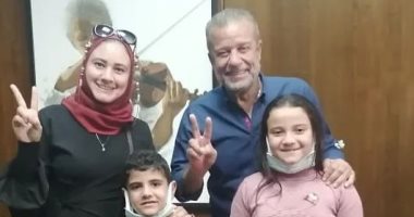 شريف منير بصحبة أطفال وزوجة الشهيد أحمد المنسي: شرف عظيم