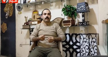 الإبداع من الخردة.. عبد الله يحول الخشب القديم لأنتيكات وتحف فنية "فيديو"