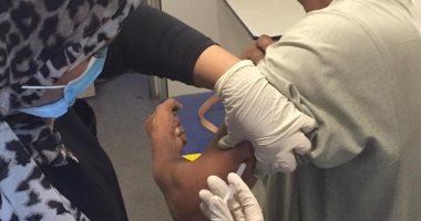 استمرار عمل الفرق الطبية المتنقلة لتطعيم المواطنين بلقاح كورونا بالغردقة.. صور