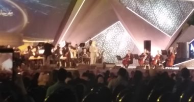 مروان خوري يبدأ حفل مهرجان الموسيقي العربية بأغنية "هوا يا هوا"