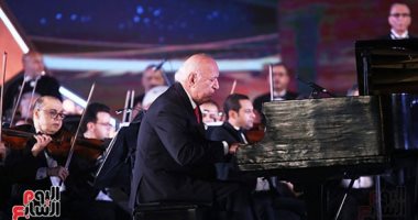 عمر خيرت يتألق فى حفل مهرجان الموسيقى العربية بعزف أجمل موسيقاه