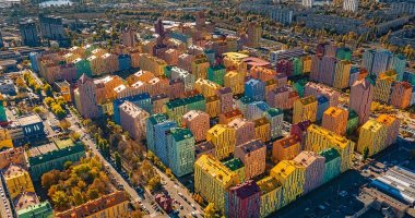 مدينة متعددة الألوان في أوكرانيا تظهر وكأنها لعبة ليجو .. صور