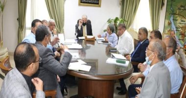 محافظ جنوب سيناء يناقش الموقف المالي للمشروعات الجارية في اجتماعه مع المجموعة الاقتصادية