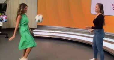إعلامية برازيلية تستعرض مهارتها فى كرة القدم داخل الاستوديو.. فيديو