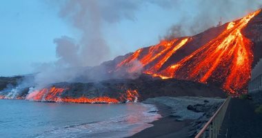 صحيفة أسبانية: زيادة مساحة جزيرة لابالما بسبب حمم بركان كومبرى فيخا