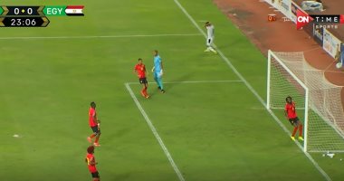 محمد شريف يهدر فرصة تسجيل هدف أمام أنجولا.. "فيديو"