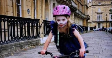 عمرها 4 سنوات.. حكاية طفلة تنافس أبطال ماراثون الدراجات.. فيديو