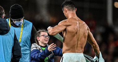 رونالدو يهدي طفلة تيشيرت منتخب البرتغال بعد اقتحام الملعب