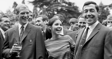 وفاة رون فلاورز أكبر لاعب فائز بكأس العالم مع إنجلترا عام 1966.. صور