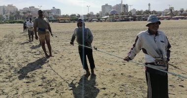 محافظة بورسعيد تشهد ارتفاعا فى الحرارة والصيادون يواصلون عملهم بالبحر.. لايف وصور