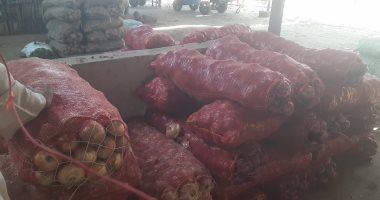 جولة فى سوق الخضروات بكوم أمبو.. وتراجع ملحوظ فى أسعار الطماطم.. فيديو وصور