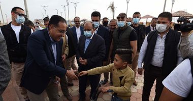 أطفال بقناة السويس يلتقطون صورا تذكارية مع رئيس الوزراء .. صور