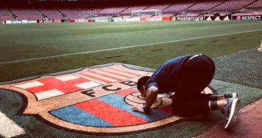 دانى ألفيس يقبل شعار برشلونة بعد عودته للكامب نو ويوجه رسالة لجماهير البارسا