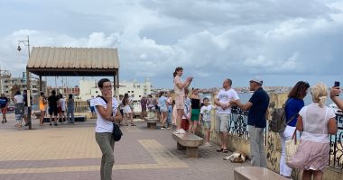 إقبال كبير من السياح على كورنيش الغردقة لمشاهدة منظر البحر والغيوم.. لايف