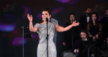 أصالة تهدي زوجها فائق الحسن "الورد البلدي" في حفل الموسيقى العربية