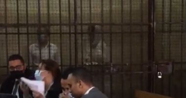 حنين حسام تنهار من البكاء قبل إعادة محاكمتها بالاتجار فى البشر.. فيديو