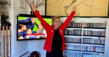 رئيسة كرواتيا السابقة تحتفل بتأهل منتخب بلادها إلى كأس العالم.. صور