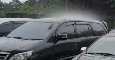 سحابة تختار سيارة واحدة من موقف كامل لتمطر فوقها.. فيديو