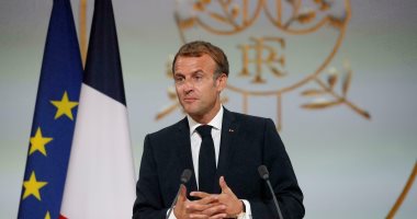 Macron a décidé d’utiliser la couleur « marine » au lieu de « bleu » dans le drapeau français. Découvrez pourquoi