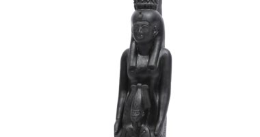 طه من البدرشين بالجيزة يبدع فى نحت مجسمات للآثار الفرعونية