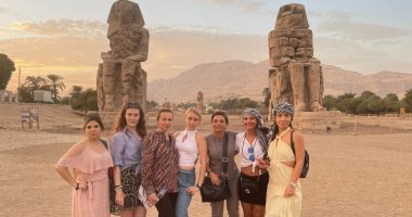 الفنانات المشاركات فى "منتدى المرأة العالمي للفنون" يزرن معالم الأقصر الفرعونية