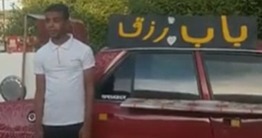 باب رزق.. "محمود" شاب قناوى حول سيارته إلى كافيه متنقل لبيع المشروبات الساخنة للطلاب