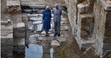 الأمير تشارلز يعبئ مياه من نهر الأردن فى زجاجات .. أعرف السبب