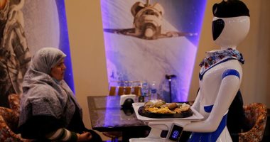 "الثعلب الأبيض".. أول مطعم فى العراق يضم روبوتات كنُدُل لخدمة زبائنه.. صور