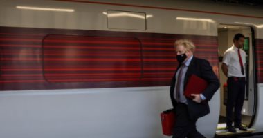 بوريس جونسون يستقل القطار بعد إطلاق أكبر استثمار فى السكك الحديد البريطانية