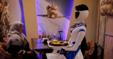 الروبوت النادل.. تجربة تقنية الإنسان الآلى فى مطاعم العراق