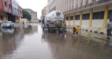التخلص من تجمعات مياه الأمطار بـ11منطقة بالعريش .. صور