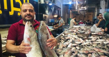 إقبال على شراء "بورى القنال المبطرخ" فى سوق الأسماك بورسعيد.. لايف وصور
