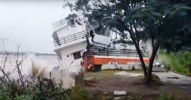 انهيار منزل فى نهر بعد هطول أمطار غزيرة بالهند.. فيديو