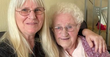 بريطانية تجد والدتها بعد 60 عاما من الغياب والاعتقاد بوفاتها بفضل فيس بوك