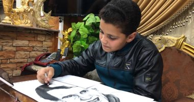 أصغر رسام فى الدقهلية.. "محمد" 10 سنوات ويبدع فى رسم البورتريهات.. صور