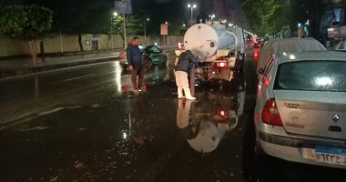 محافظة الجيزة تنشر معدات لشفط مياه الأمطار من الشوارع