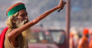 راهب هندى رفع ذراعه لمدة نصف قرن.. تعرف على السبب