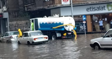 جهود كبيرة لشفط مياه الأمطار وتسيير حركة المرور فى الإسكندرية.. لايف وصور