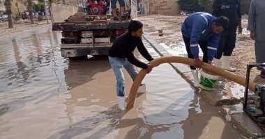 معدات وسيارات مجلس مدينة مطروح تواصل رفع تجمعات مياه الأمطار