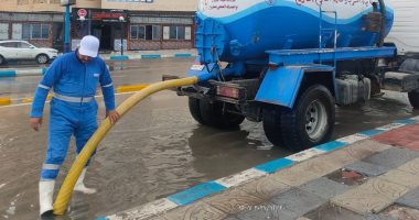 شركة مياه مطروح تواصل إزالة تجمعات مياه الأمطار من الشوارع