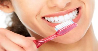 7 طرق طبيعية لتبيض الأسنان فى المنزل